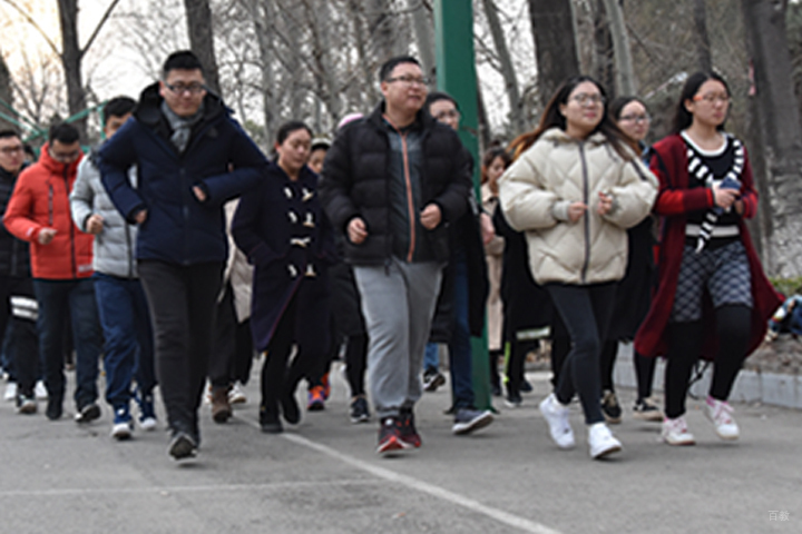 学员起床晨练