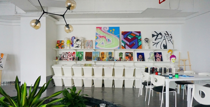 天津国际艺术教育整洁的绘画教室
