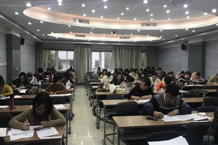 学员们在进行模考