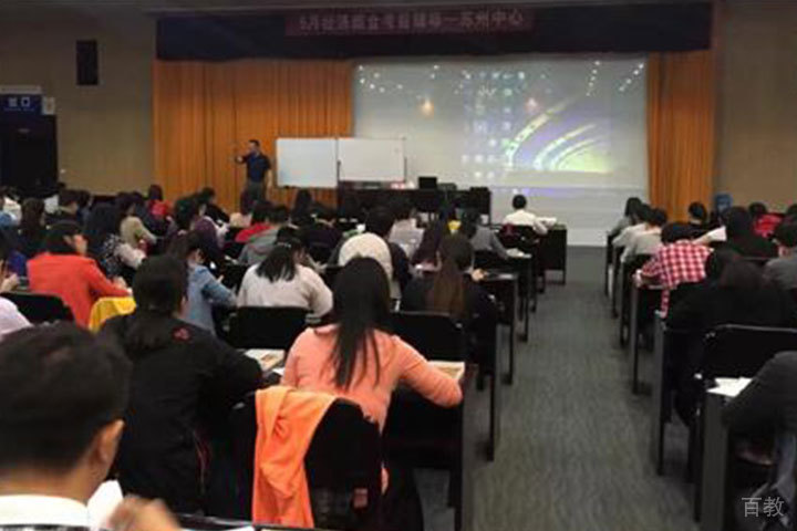 老师在为学员讲授经验