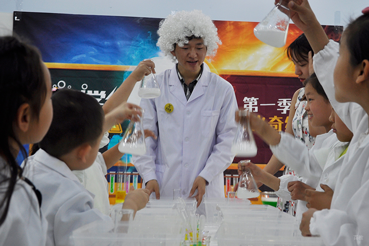 天津艾科思_老师在带领孩子做趣味实验