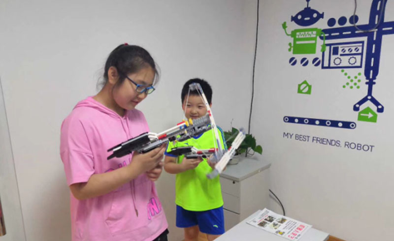 郑州思维鸟机器人教育_孩子模型比赛