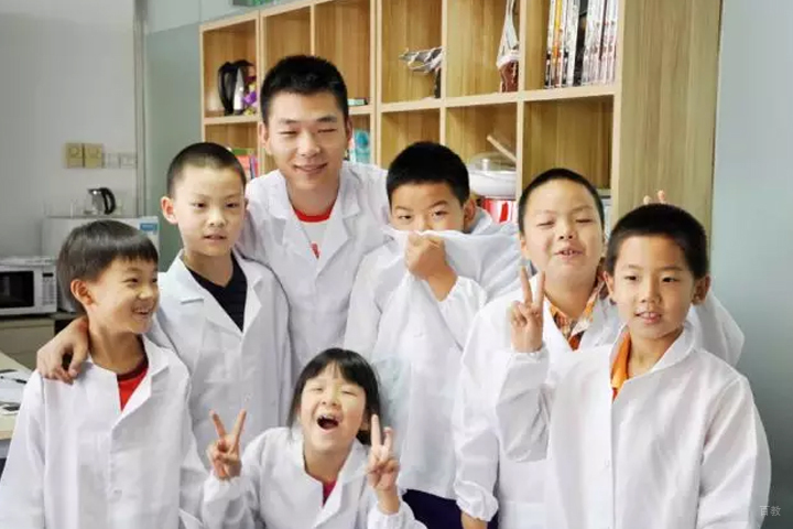 天津艾科思_老师与小学员合影
