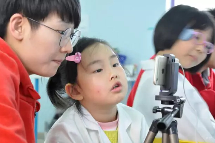 天津艾科思_家长和孩子在录制科学影像