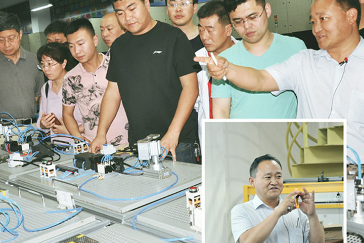 厦门六度教育_导师指导学员弱电室操