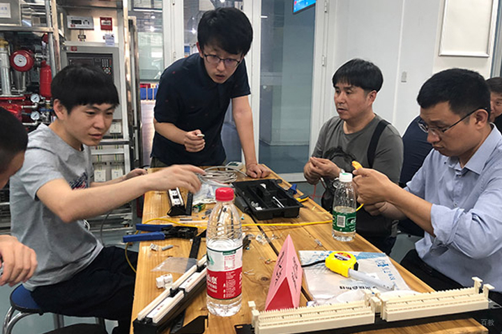 厦门六度教育_实操课程老师进行现场指导