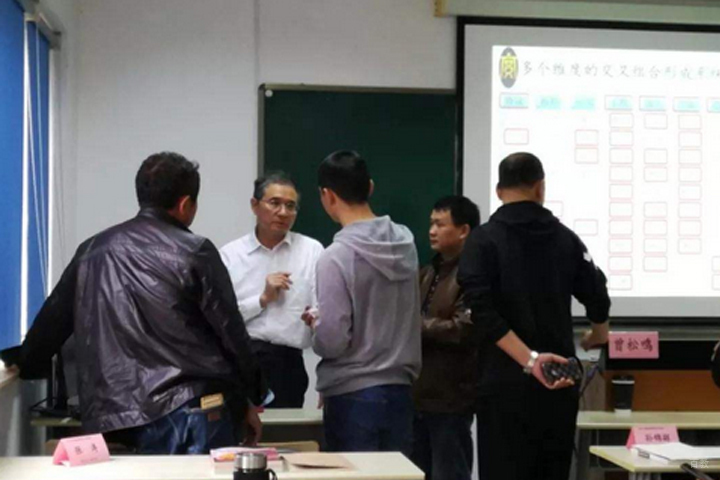 厦门六度教育_学员向老师请教问题