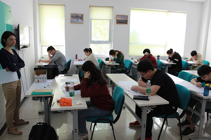 外教老师在监考