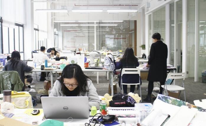 成都sia国际艺术教育_服装设计作品集教学现场
