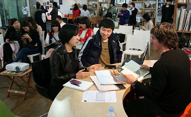 老师与学生交流中
