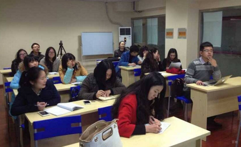 成都新航道培训学校_同学们正在认真听课