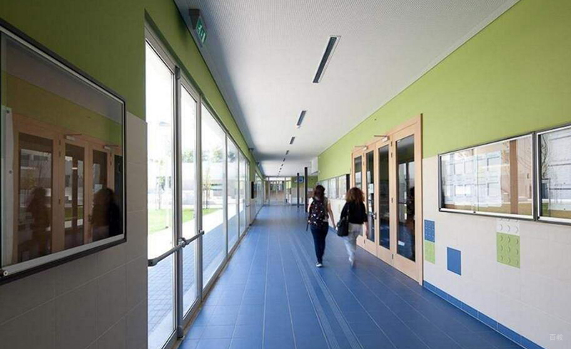 北京邦杰外语培训学校_走在教室走廊上的学生