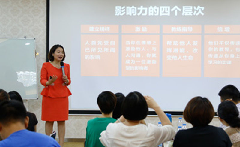 郑州新励成口才教育老师正在授课中