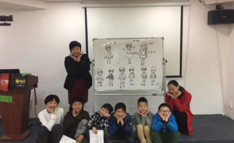 郑州新励成口才教育老师和学员合影