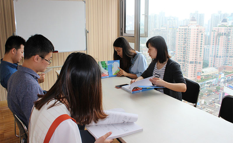 重庆槿言国际小语种培训学校明亮舒适培训室