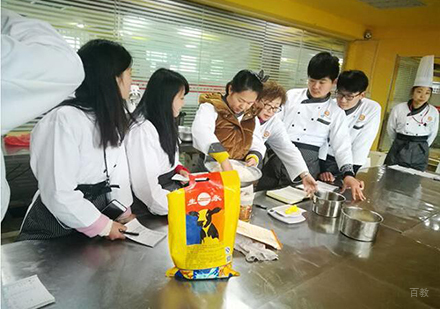 西点蛋糕制作现场