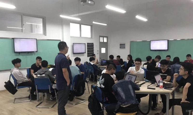 上海老男孩教育上课情景