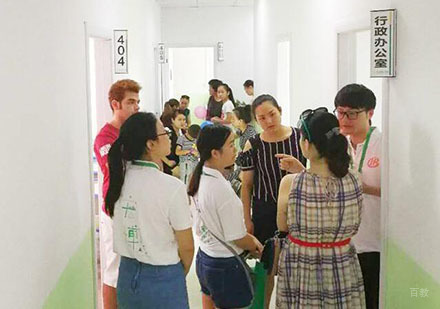 学校学生
