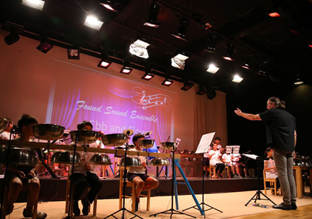 北京启明星双语学校学校乐团学生表演现场