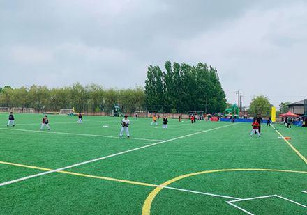 北京启明星双语学校操场上练习棒球的学生