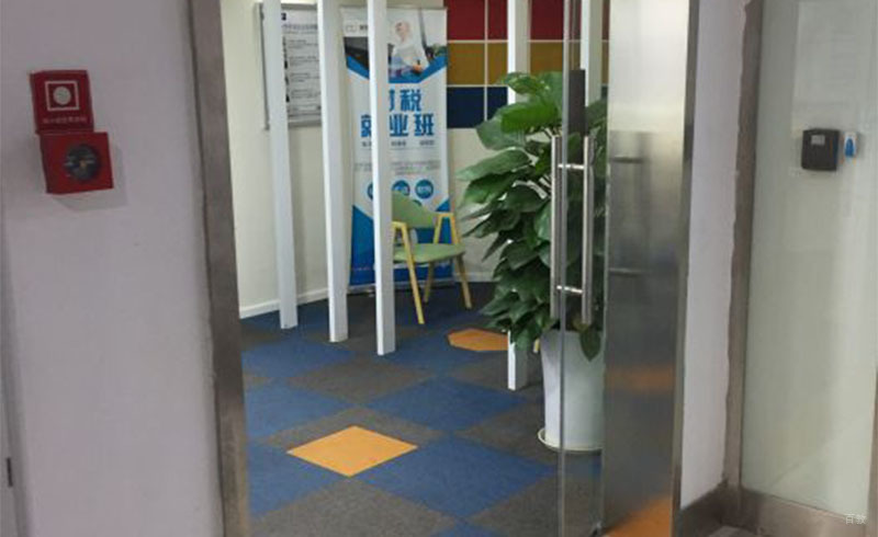 成都亲导会计_教室门外环境
