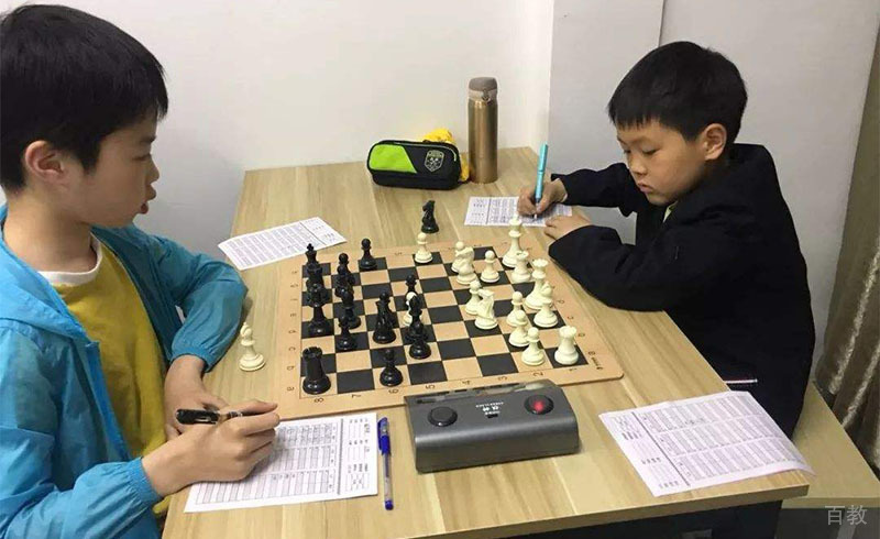 学员认真做笔记学习