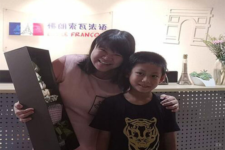 成都佛朗索瓦法语培训学校_少儿法语班学员与老师合影