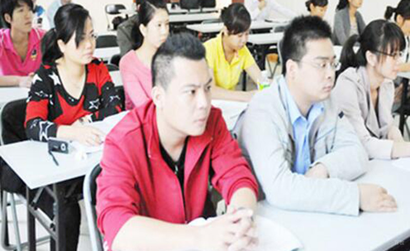 深圳优视眼镜培训_认真学习