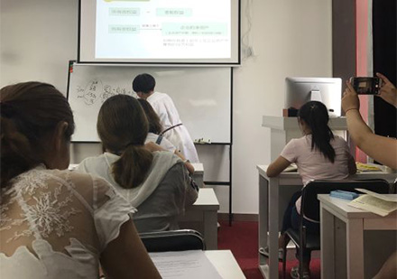 北京恒企会计老师教学情形