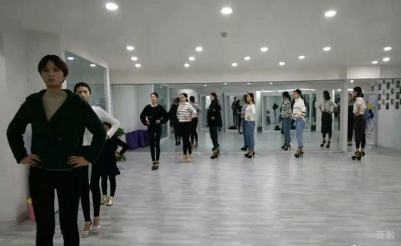 郑州丝路鑫妃培训学校_实操室环境