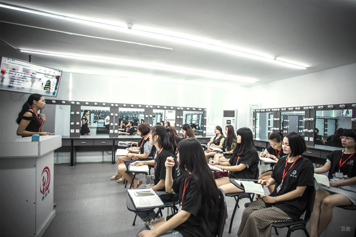 南昌韩尚美形象设计学校_老师授课现场