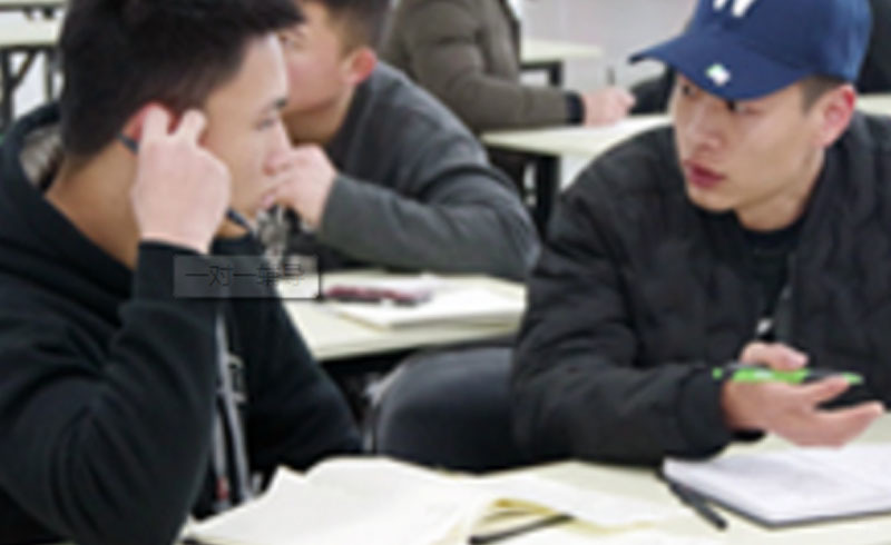 郑州亚斯健身教练培训学院_学员与教练交流中