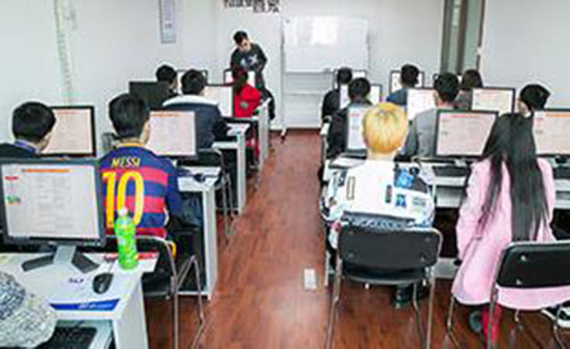 深圳美迪电商教育学员正在认真听老师讲课