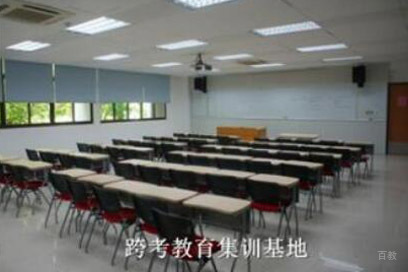 宽敞明亮的考研教室