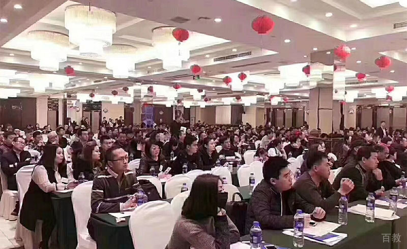 参加讲义的学生现场情形