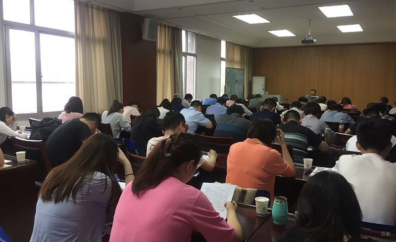 合肥安硕教育_学员认真答题