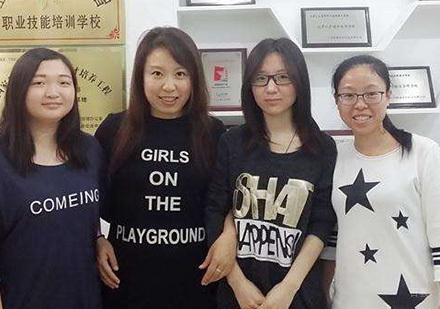 学校学生合影