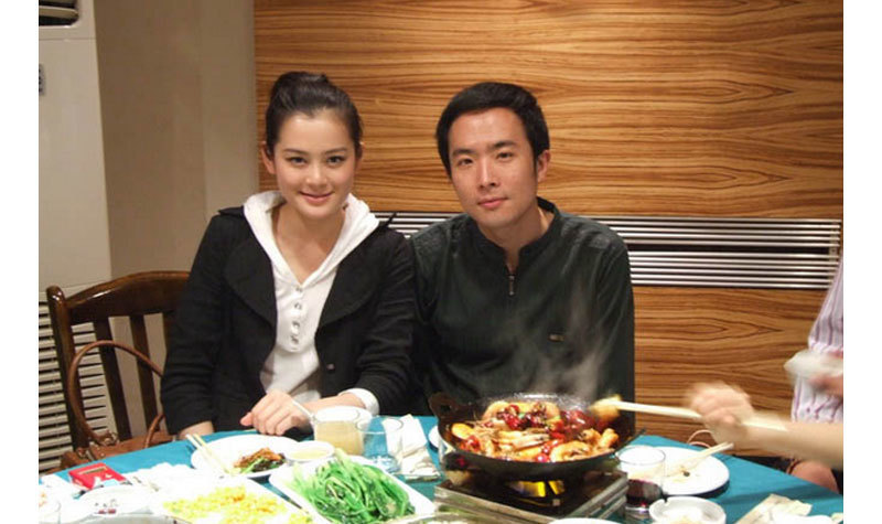 石家庄新时尚模特培训_美少女冠军丁洁合影