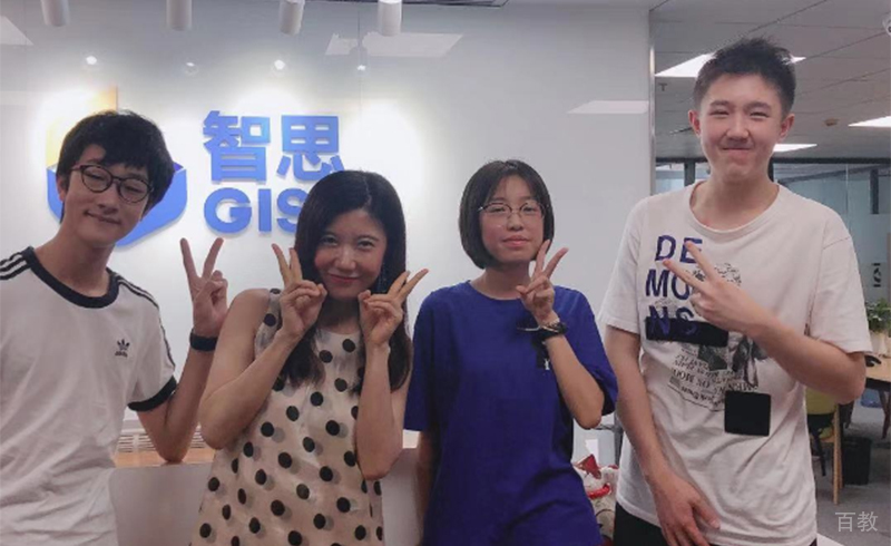 老师与学生合影
