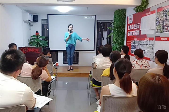 学员上台自信演讲