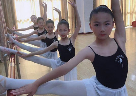 学生练习舞蹈