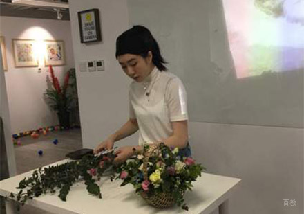 北京狮子里花艺培训学校_制作花篮的老师