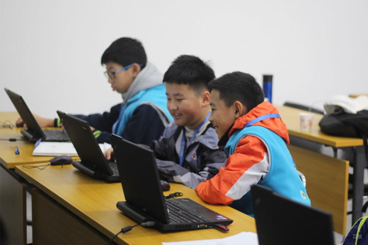 学员课间交流