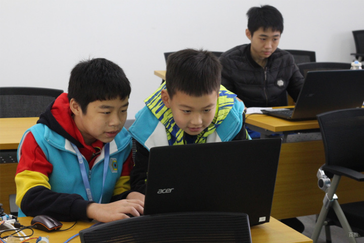 学员课间互相交流探讨