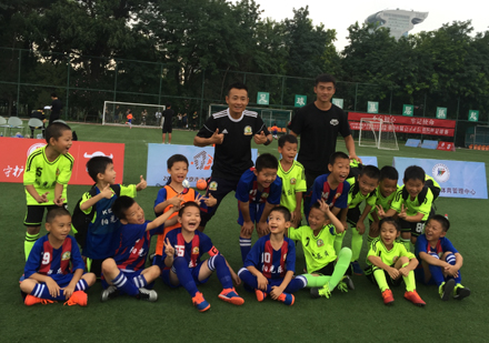 北京阳光乐贝足球俱乐部欢快的学生