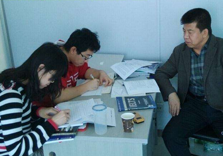 北京优择教育老师指导教学情形