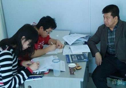 老师指导教学情形
