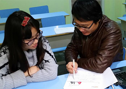 老师指导学生学习