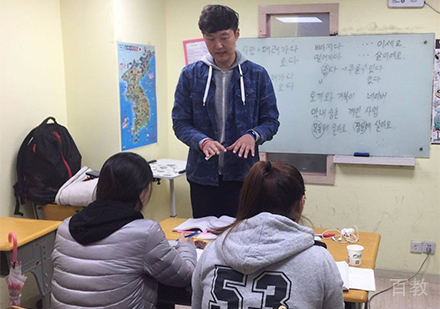 北京韩通韩国语学院老师上课情形