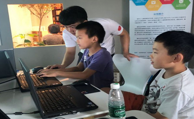 老师传授学员知识